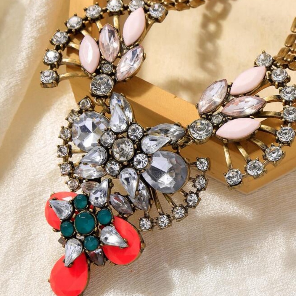 ❤️ SHEIN Rhinestone x Acrylic Glitzy Statement Necklace - Picture 2 of 8